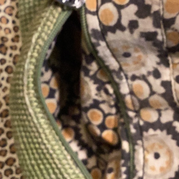 Cute lightly used Green Jute bag perfect for the season. It has 3 inside pockets - Picture 5 of 10